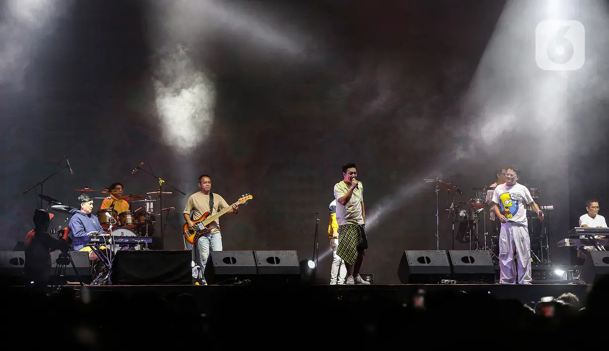 WTF 2023 tahun ini dihelat selama tiga hari, yaitu pada 21-23 Juli 2023. Selama tiga hari pelaksanaan, We The Fest 2023 akan menampilkan 19 musisi dan penyanyi internasional serta 25 musisi Indonesia. (Liputan6.com/Johan Tallo)