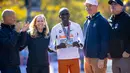Pelari Kenya, Eliud Kipchoge memperlihatkan medali Sixth Star setelah menyelesaikan New York Marathon 2025 pada Minggu (02/11/2025) waktu setempat. (AP Photo/Angelina Katsanis)
