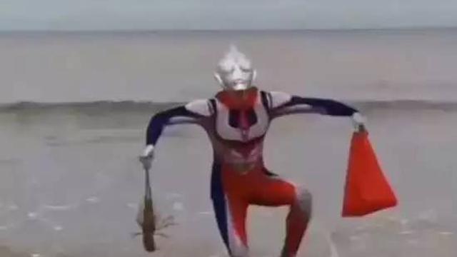 12 Potret Orang Pakai Kostum Ultraman di Tempat Umum Ini Kocak