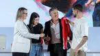 Istri dan anak John Herdman ikut hadir dalam sesi perkenalan pelatih baru Timnas Indonesia di Hotel Mulia Senayan, Jakarta, Selasa pagi (13/1/2026). (Bola.com/Bagaskara Lazuardi)