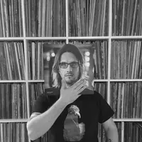 [Bintang] Tren 'Sleeve Face' Jangkiti Pecinta Vinyl di Instagram