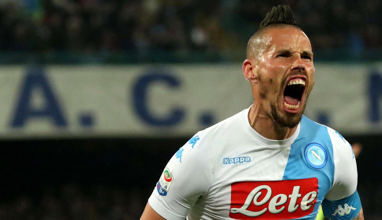 Gelandang, Napoli, Marek Hamsik, melakukan selebrasi usai mencetak gol penyeimbang saat laga melawan Juventus dalam lanjutan liga Italia di Stadion San Paolo, Naples, Minggu (2/4/2017). Pertandingan berakhir dengan skor 1-1. (EPA/Cesare Abbate)