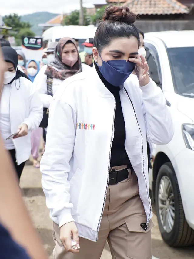 Datang Langsung Ke Posko, Ini 7 Momen Ashanty Beri Bantuan Ke Korban Bancana Semeru