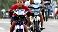 Remaja usia sekolah kebut-kebutan menggunakan motor di Jembatan Fly Over Duku batas kota, Kabupaten Padangpariaman, Sumbar. Meresahkan pengendara lain yang dilakukan setiap malam minggu. (Antara).