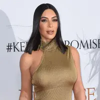 Tatanan rambut barunya yang dibiarkan terurai ini membuat wajah kim semakin merona. Selain itu riasan wajah yang diaplikasikannya juga membuat kecantikan Kim semakin terpancar. (AFP/Bintang.com)