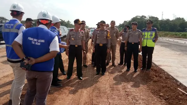Kapolda Jawa Tengah, Irjen Condro Kirono meninjau kesiapan ruas tol Brebes-Semarang untuk mudik lebaran 2018, Senin (28/5/2018). (Foto: Liputan6.com/Polres Pemalang/Muhamad Ridlo)
