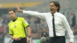 Derby Milan menjadi salah satu pertandingan yang keras sehingga pelatih Inter Milan, Simone Inzaghi harus mendapatkan kartu kuning pada menit ke-71. (AP Photo/Luca Bruno)