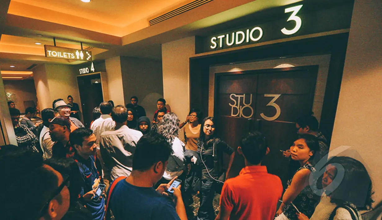 Antrian penonton di pintu Studio saat Premier Film Jupiter Ascending di Plaza Indonesia XXI, Jakarta, Selasa (3/2/2015). (Liputan6.com/Faizal Fanani)