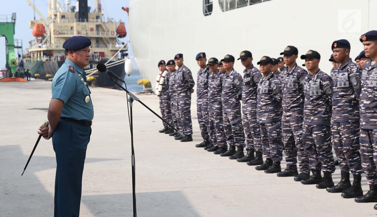 Pangkoarmada l Laksamana Muda, Yugo Margono (kiri) memberi arahan pada awak KRI Semarang-594 yang tiba di dermaga 203, Jakarta, Jumat (15/3). Kapal itu untuk memperkuat Unsur Satfib Komando Armada (Koarmada) I TNI AL (Liputan6.com/Helmi Fithriansyah)