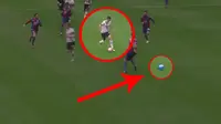 Video pemain Tottenham yaitu Dele Alli terkecoh karena ada balon berwarna biru di lapangan yang membuat tendanganya tak dapat cetak gol.