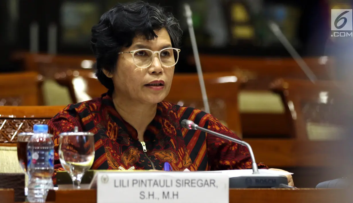 Calon pimpinan KPK Lili Pintauli Siregar saat menjalani uji kelayakan dan kepatutan (fit and proper test) di ruang rapat Komisi III DPR RI, Jakarta, Rabu (11/9/2019). Lili menjadi calon pimpinan KPK yang paling sedikit kekayaannya. (Liputan6.com/JohanTallo)