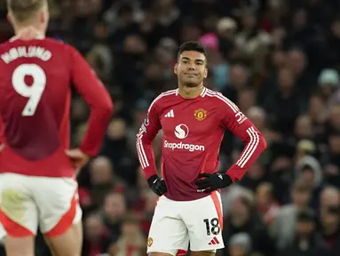 Ekspresi kecewa pemain Manchester United, Casemiro setelah timnya kebobolan dari Newcastle pada laga lanjutan Liga Inggris 2024/2025 yang berlangsung di Old Trafford, Manchester, Inggris, Selasa (31/12/2024) WIB. (AP Photo/Dave Thompson)