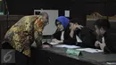 Terdakwa perantara suap Panitera PN Jakarta Pusat, Doddy Aryanto Supeno berdiskusi dengan kuasa hukumnya sebelum mendengarkan pembacaan putusan di Pengadilan Tipikor Jakarta, Rabu (14/9). Doddy divonis 4 tahun penjara. (Liputan6.com/Faizal Fanani)