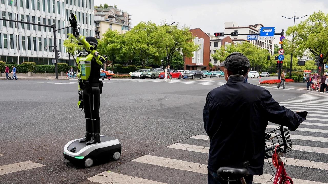 FOTO: China Kerahkan Robot Humanoid Canggih untuk Atur Lalu Lintas
