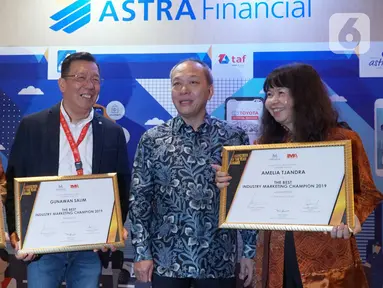 Director PT Astra Otoparts Yusak Kristian, CMO PT Asuransi Astra Buana Gunawan Salim, Director in Charge Astra Financial Suparno Dasmin dan Marketing Director PT Astra Daihatsu Motor Amelia Tjandra usai menerima Marketeer of The Year Award 2019 di Jakarta, Rabu (4/12/2019). (Liputan6.com/HO/Eko)
