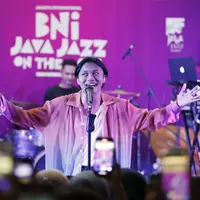 Musisi Rizki Febian tampil pada BNI Java Jazz On The Move yang diselenggarakan di Mall of Indonesia, Jakarta, (Minggu, 24 April 2022). (Foto:Dok.BNI)