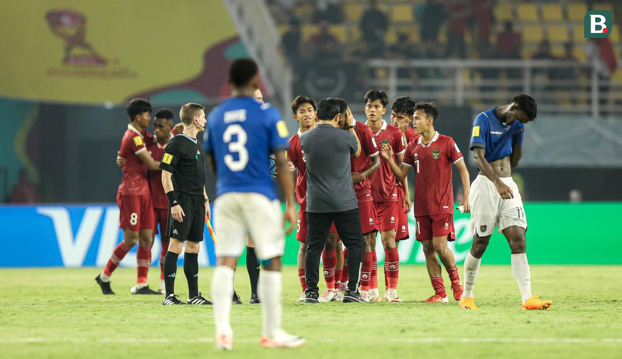 Pelatih kepala Timnas Indonesia U-17, Bima Sakti memberikan semangat kepada pemainnya saat menghadapi Timnas Ekuador U-17 pada laga pertama Grup A Piala Dunia U-17 di Stadion Gelora Bung Tomo, Surabaya, Jumat (10/11/2023) malam WIB. (Bola.com/Bagaskara Lazuardi)