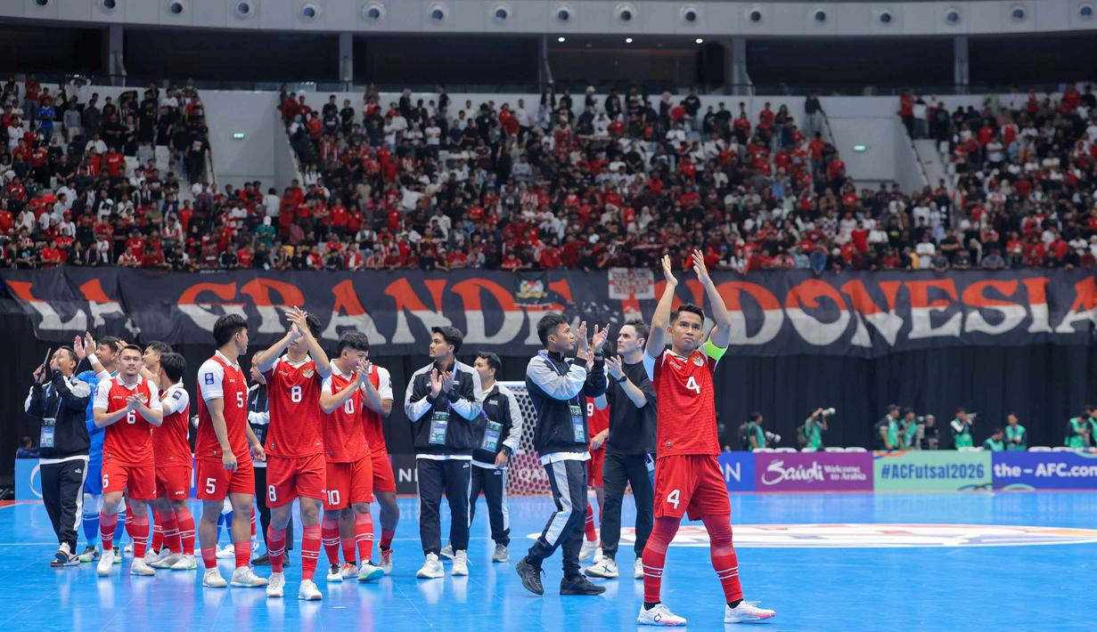 Di perempat final, Indonesia akan ditantang Vietnam. Tampak dalam foto, pemain Timnas Futsal Indonesia berkumpul untuk memberikan penghormatan kepada para suporter usai melakoni laga terakhir Grup A Piala Asia Futsal 2026 melawan Irak di Indonesia Arena, Kompleks Gelora Bung Karno, Senayan, Jakarta, Sabtu (31/1/2026). (Bola.com/Bagaskara Lazuardi)