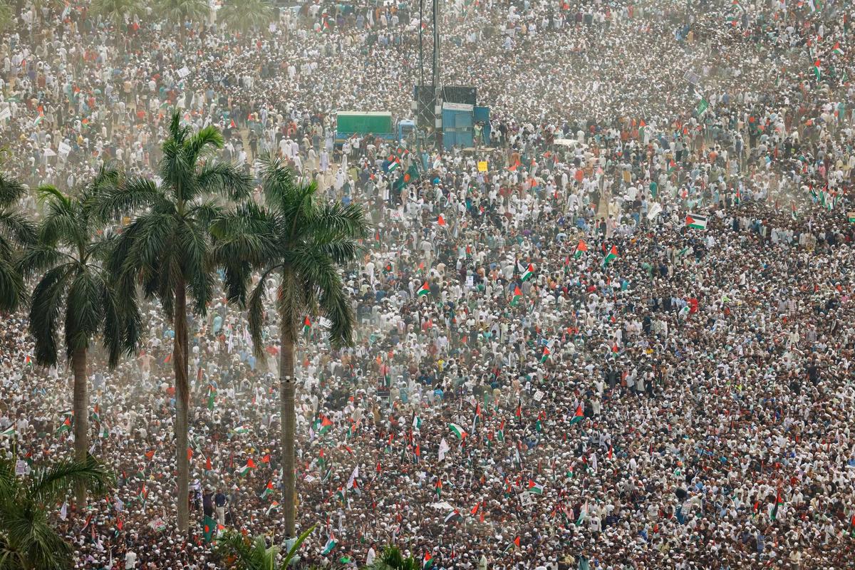 Lautan manusia sesaki aksi solidaritas untuk warga Palestina di Bangladesh