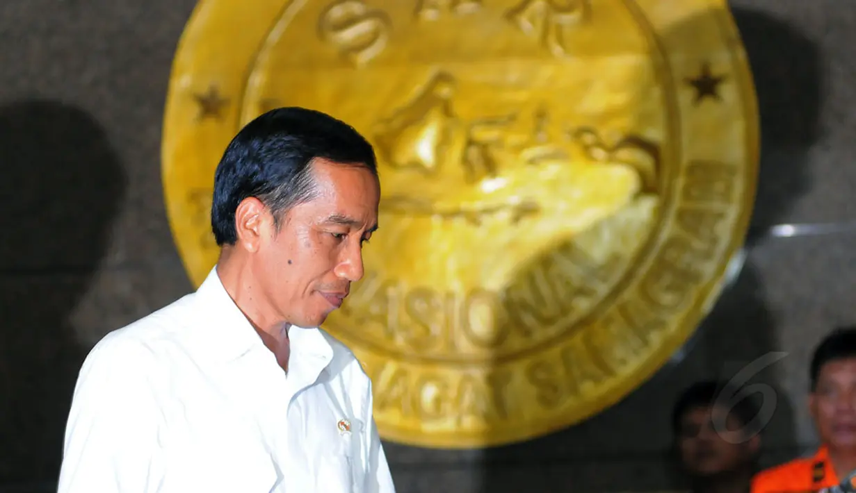 Presiden RI, Joko Widodo mendatangi kantor pusat Badan SAR Nasional di Jakarta, Senin (29/12/2014). (Liputan6.com/Faisal R Syam)