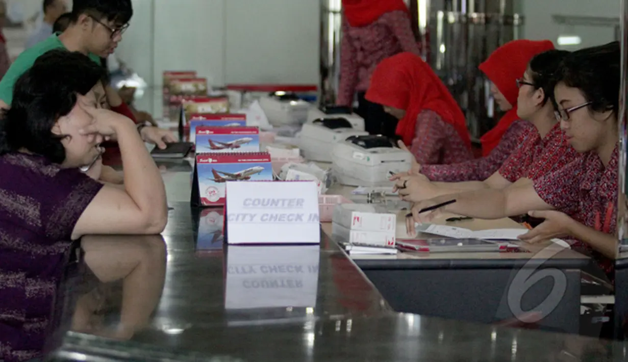 Sejumlah calon penumpang mendatangi kantor pusat Lion Air, Jakarta, Senin (23/2/2015). Keadaan kantor pusat Lion Air terlihat kondusif usai insiden delay beberapa hari lalu. (Liputan6.com/Faizal Fanani)