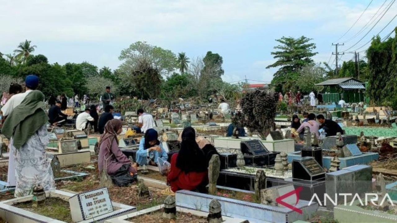 Pedagang Bunga Idul Fitri Pangkalpinang Panen Rezeki di Momen Ziarah Makam