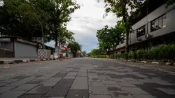 Jalan kosong di tujuan wisata Pantai Cenang di pulau liburan Langkawi, yang baru-baru ini ditutup untuk sebagian besar pengunjung luar karena penguncian sebagian yang ditetapkan  pihak berwenang untuk mengekang penyebaran Covid-19 di Kedah, Malaysia utara (18/11/2020). (AFP/Mohd Rasfan)
