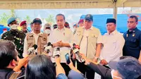 Menteri Koordinator Bidang Perekonomian Airlangga Hartarto mendamping Presiden Joko Widodo (Jokowi) ke wilayah terdampak gempa Cianjur, Jawa Barat, pada Senin (5/12/202). (Dok Kemenko Perekonomian)