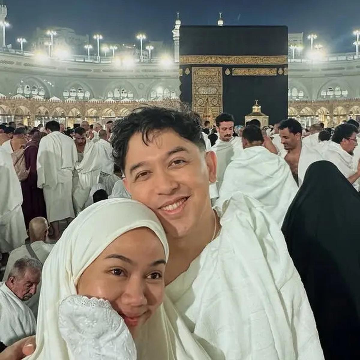 Tampilan Empat Pasutri Selebritis Berfoto Depan Ka'bah dengan Pakaian Serba Putih saat Umrah, Aaliyah Massaid hingga Yura Yunira