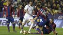Aksi pemain Real Madrid, Karim Benzema (kiri) melewati adangan para pemain Levante pada laga La Liga Santander di Ciutat de Valencia stadium, Valencia, Spanyol, (3/2/2018). Real Madrid bermain imbang 2-2. (AFP/Jose Jordan)