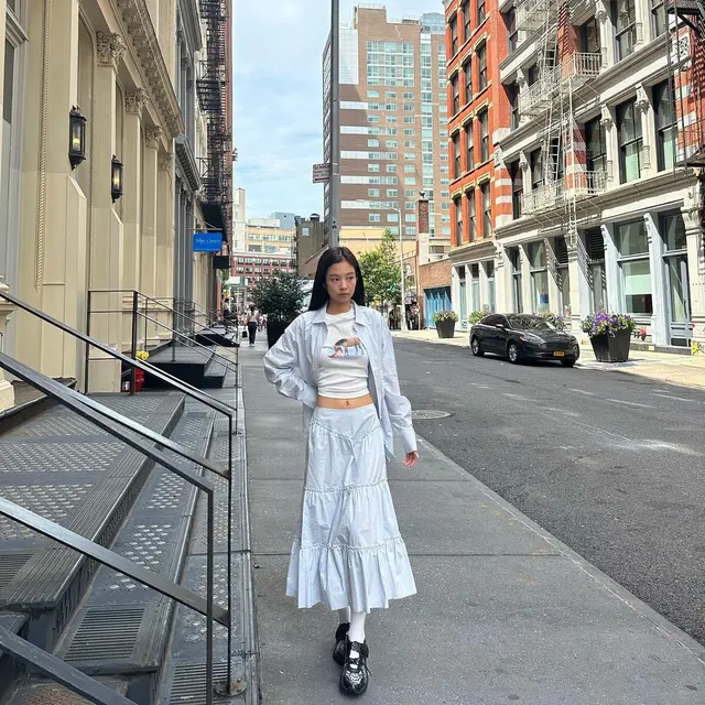 10 Inspirasi Soft Girl Outfit ala Artis, dari Jennie BLACKPINK, Wonyoung IVE,  hingga Beby Tsabina