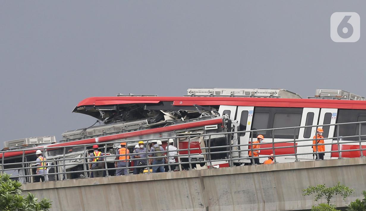 Petugas melakukan persiapan evakuasi kereta LRT yang kecelakaan di ruas Cibubur, Jakarta, Jumat (29/10/2021). PT INKA akan berkoordinasi dengan Jasa Marga selaku pengelola Jalan Tol Jagorawi dan Kepolisian untuk pengaturan lalu lintas guna mendukung proses evakuasi. (Liputan6.com/Herman Zakharia)