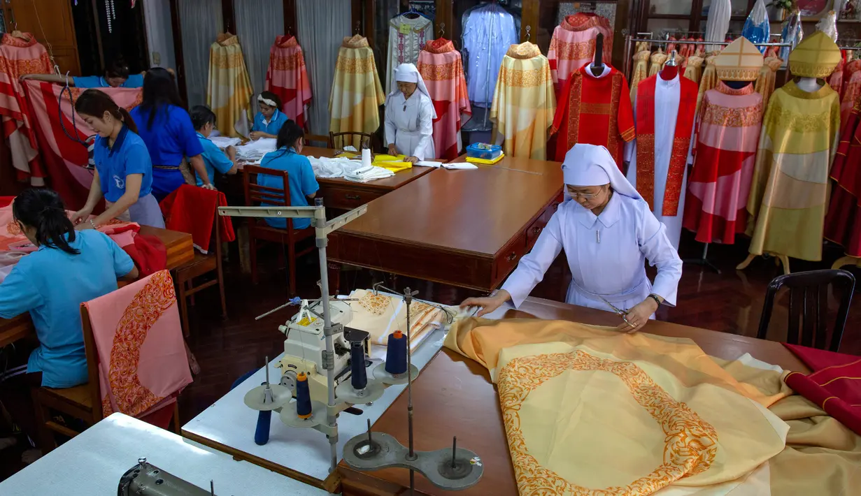 Penjahit menyelesaikan pembuatan jubah yang akan digunakan Paus Fransiskus saat mengunjungi Thailand, Bangkok, Jumat (8/11/2019). Pembuatan jubah dilakukan oleh Congregation of the Sacred Heart of Jesus Sisters of Bangkok. (AP Photo/Gemunu Amarasinghe)