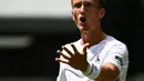 Petenis Republik Ceko Jiri Vesely bereaksi saat bermain melawan Daniil Medvedev dari Rusia selama pertandingan tenis tunggal putra mereka pada hari kedelapan Kejuaraan Wimbledon 2023 di The All England Tennis Club di Wimbledon, London barat daya, pada 10 Juli 2023. (SEBASTIEN BOZON / AFP)