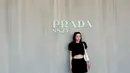 Aktris Jepang Mei Nagano juga terlihat menghadiri Prada SS25 Show mengenakan setelan berbulu serba hitam. [@mei_nagano0924officia].