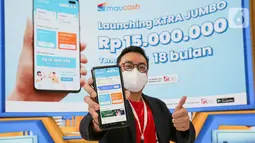 Direktur Marketing Maucash Indra Suryawan menunjukkan aplikasi Maucash di sela-sela peluncuran Mauringan XTRA Jumbo pada Event GIIAS Jakarta 2021, Jumat (19/11/2021). XTRA Jumbo adalah pinjaman dana tunai dengan jumlah pinjaman mulai dari Rp 10-15 juta tenor 15 – 18 bulan. (Liputan6.com)