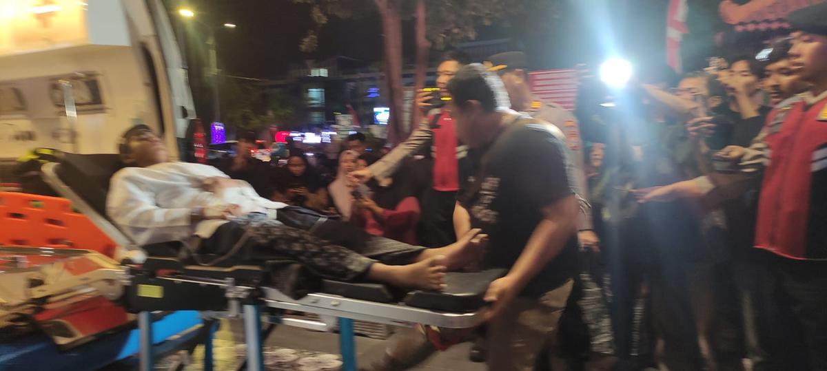 Santri korban dugaan keracunan MBG di Sidoarjo dilarikan ke rumah sakit. (merdeka.com/erwin yohanes).