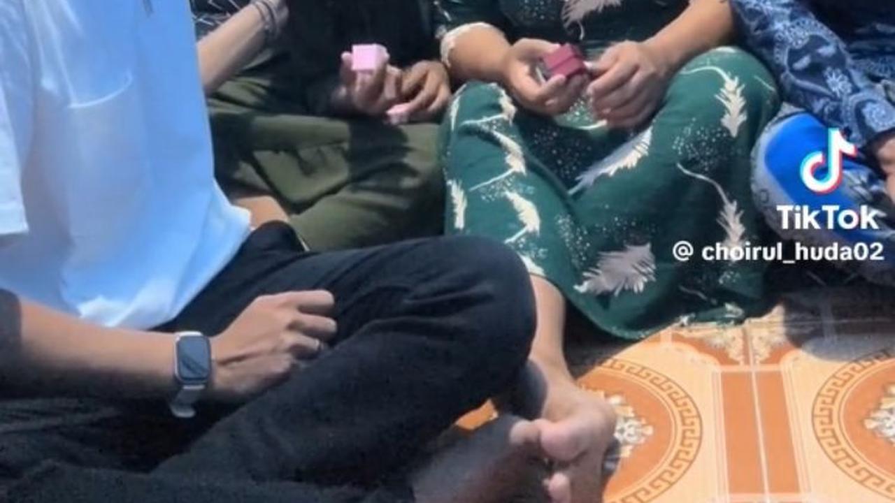 Pria Ini Beri Kejutan Kecil untuk Ayah, Ibu, dan Adiknya, Aksinya Curi Perhatian