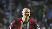 Erling Haaland dari Norwegia tersenyum di akhir pertandingan kualifikasi Piala Dunia 2026 Grup I antara Estonia dan Norwegia di Lillekula Stadium di Tallinn, Senin, 9 Juni 2025. (AP Photo/Sergei Grits)