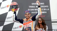 Ekspresi kegembiraan Marc Marquez di podium setelah menjuarai MotoGP San Marino, di Sirkuit Misano, Minggu (10/9/2017). (AP Photo/Antonio Calanni)
