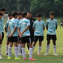 Para pemain Timnas Indonesia U-16 mendapat pengarahan dari pelatih Nova Arianto sebelum laga uji coba menghadapi SSB Terang Bangsa di Lapangan Yogyakarta International School (YIS), Jumat (31/5/2024). (Bola.com/Radifa Arsa)