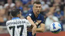 Bek Atalanta Davide Zappacosta berebut bola dengan gelandang Inter Milan Ivan Perisic pada jornada keenam Liga Italia 2021/2022 di Giuseppe Meazza, Sabtu (25/9/2021). Duel antara Inter Milan dan Atalanta berakhir seri 2-2. (AP Photo/Luca Bruno)