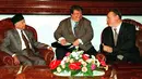 Presiden BJ Habibie (kiri) berbincang dengan Wakil Perdana Menteri Rusia Yuri Maslyukov (kanan) yang sedang berkunjung ke Istana Presiden di Jakarta, 12 Maret 1999. (Agus Lolong/AFP)