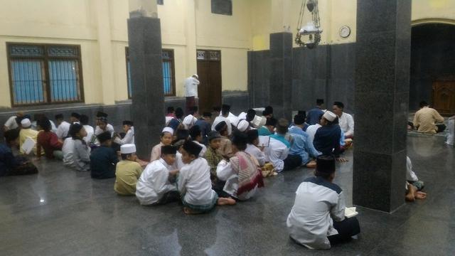Ilustrasi - Santri mengaji di masjid