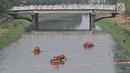 Petugas dari UPK Badan Air Dinas Lingkungan Hidup Kecamatan Duren Sawit beradu kecepatan saat lomba dayung di Kanal Banjir Timur, Jakarta, Sabtu (17/8/2019). (merdeka.com/ Iqbal S. Nugroho)