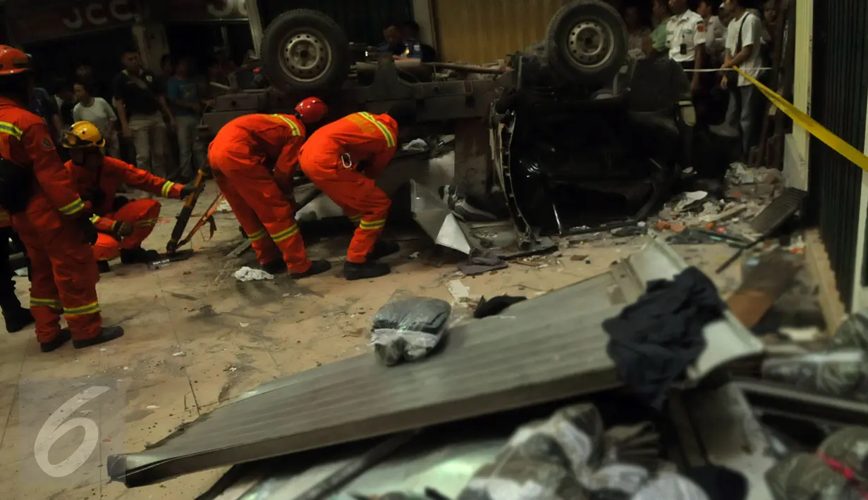 Suasana di sekitar lokasi kejadian jatuhnya mobil boks dari lantai 3 Pasar Cipulir, Jakarta, Selasa, (19/1/2016). Dua orang dikabarkan tewas dalam peristiwa tersebut. (Liputan6.com/Faisal R Syam)