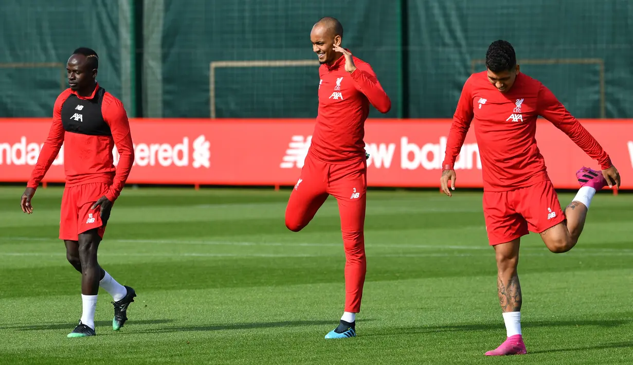 Pemain Liverpool Sadio Mane (kiri) bersama Fabinho (tengah) dan Roberto Firmino (kanan) saat sesi latihan di Kompleks Melwood, Liverpool, Inggris, Senin (16/9/2019). Liverpool akan menghadapi Napoli pada laga perdana Grup E Liga Champions 2019-2020. (Paul ELLIS/AFP)