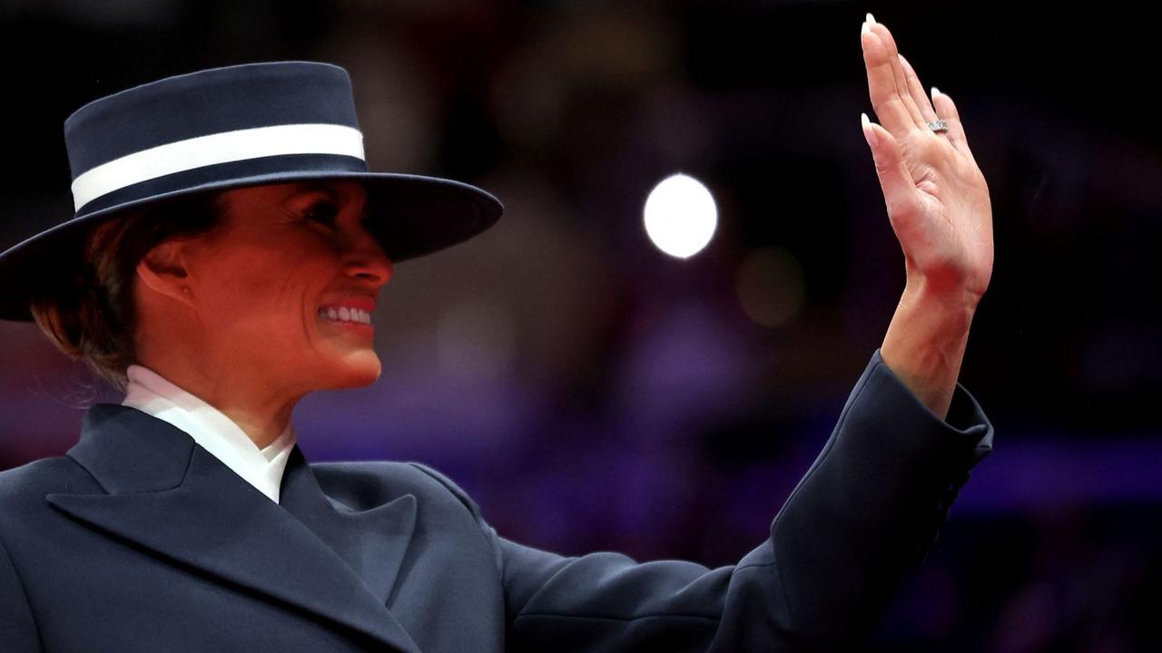 FOTO: Gaya Melania Istri Donald Trump Curi Perhatian di Pelantikan Presiden AS, Tampil Serba Hitam dengan Topi 'Anti Cium
