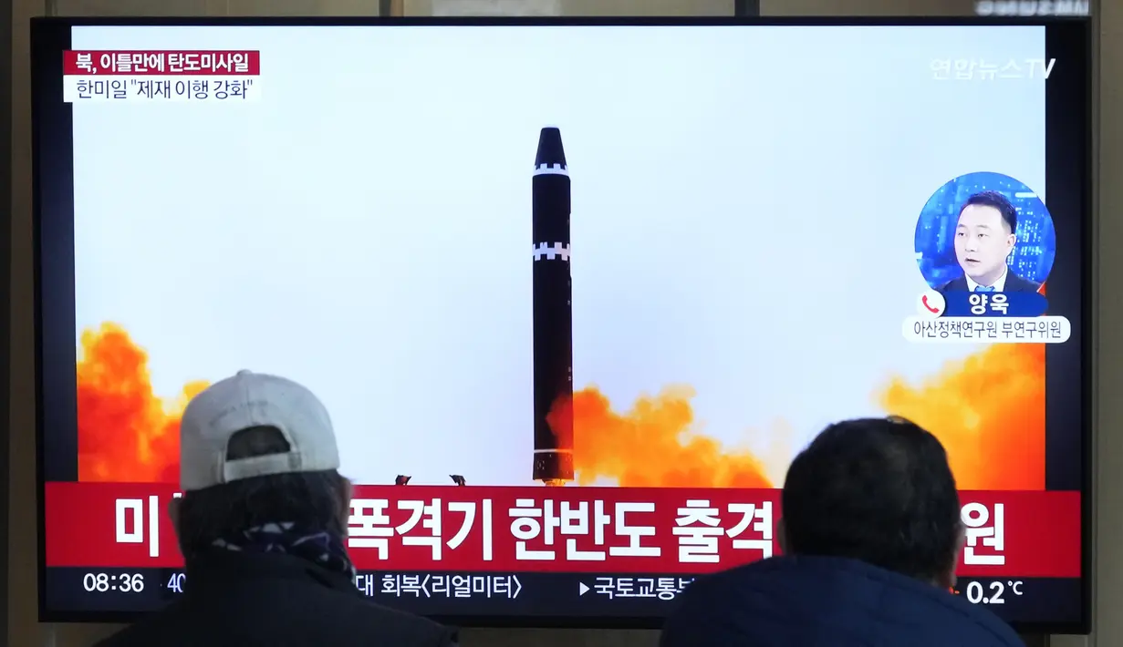 Sebuah layar TV menunjukkan gambar file peluncuran rudal Korea Utara selama program berita di Stasiun Kereta Api Seoul di Seoul, Korea Selatan, Senin (20/2/2023). Militer Korea Selatan pada Senin menyebutkan bahwa Korea Utara menembakkan dua rudal balistik di lepas pantai timurnya. (AP Photo/Ahn Young-joon)