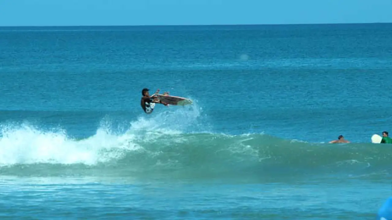 Pantai Kuta, Tempat Belajar Surfing di Bali Bagi Pemula